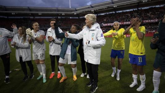 Pia Sundhage, técnica da seleção brasileira feminina, conversa com jogadoras antes de jogo amistoso