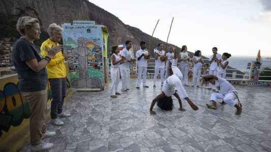 Pia visitou a favela da Rocinha, no Rio