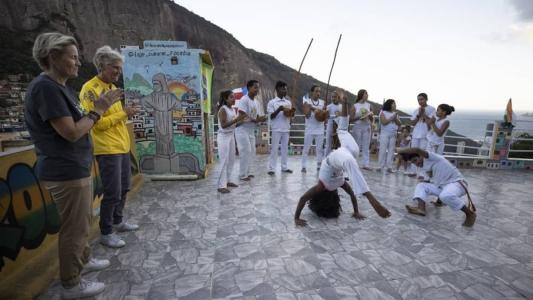Pia visitou a favela da Rocinha, no Rio