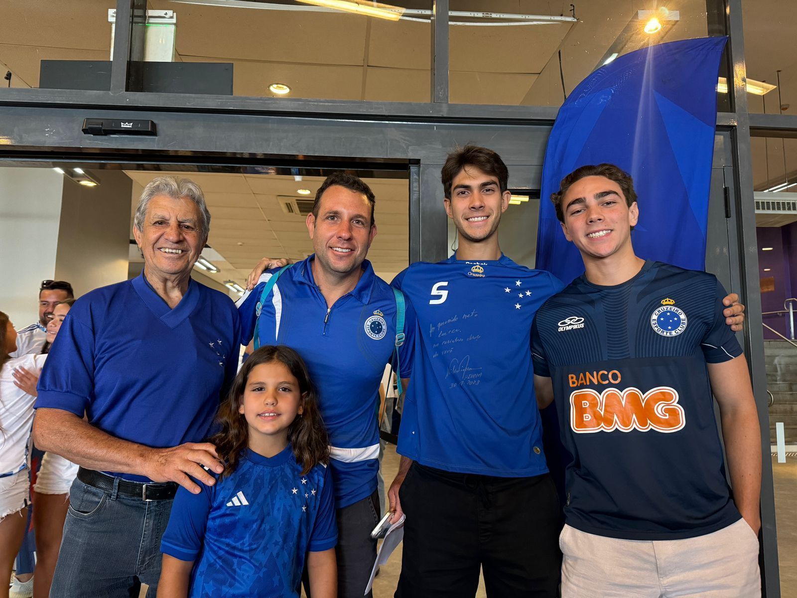 Ídolo do Cruzeiro, campeão do mundo acompanha jogo contra o Atlético-GO, no Mineirão