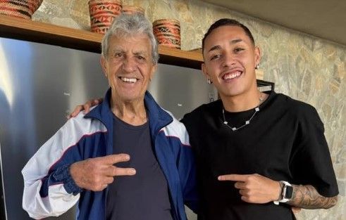 Reforço do Cruzeiro posa ao lado de ídolo do clube e manda recado