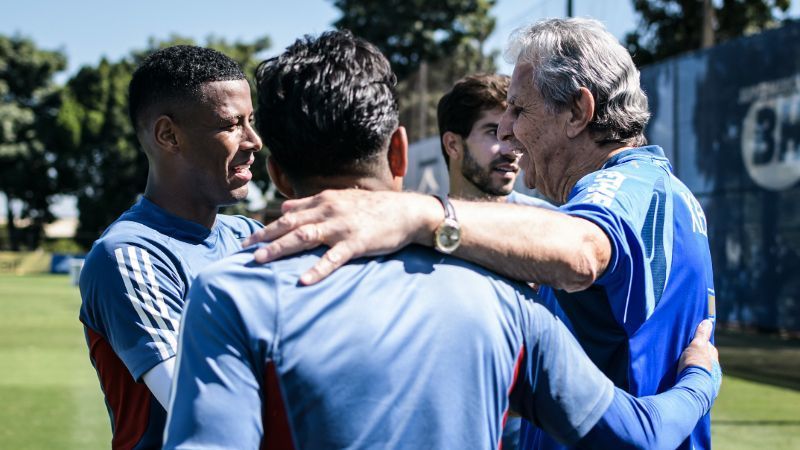 Piazza recebe presente do Cruzeiro, encontra-se com elenco e manda recado