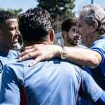 Piazza recebe presente do Cruzeiro, encontra-se com elenco e manda recado