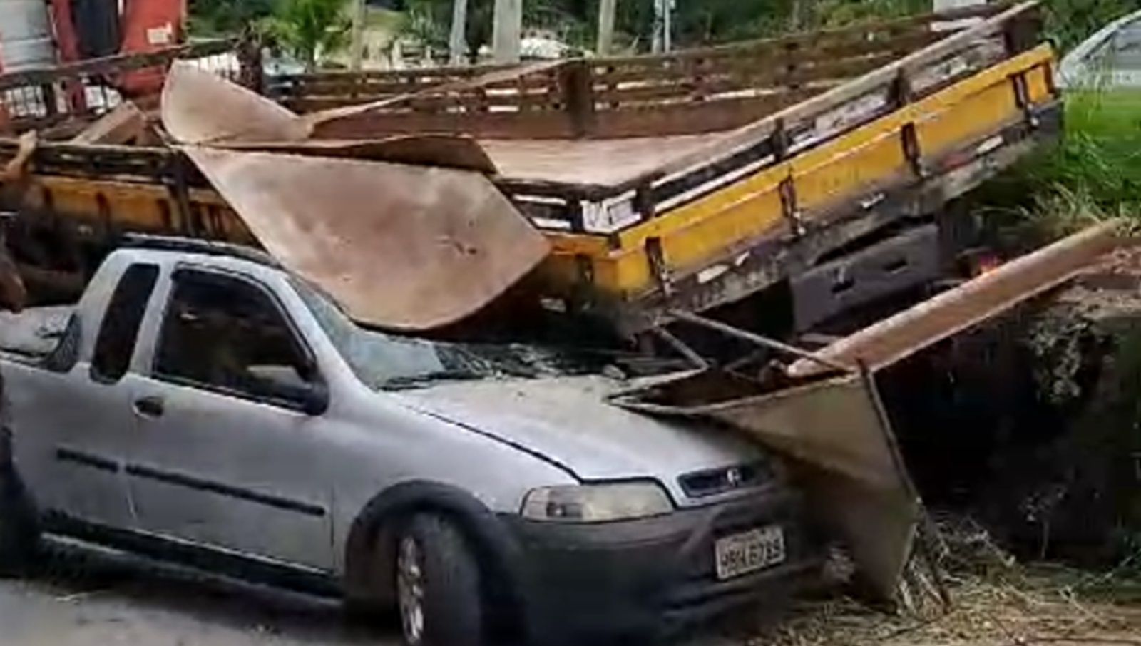 Mecânico lamenta carro destruído por caminhão na Grande BH: 'chassi retorceu'