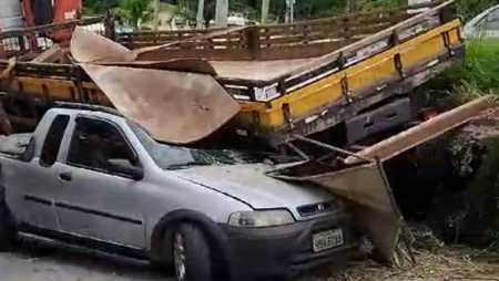 Foto mostra picape Fiat Strada destruída por caminhão desgovernado no bairro Veneza, em Ribeirão das Neves