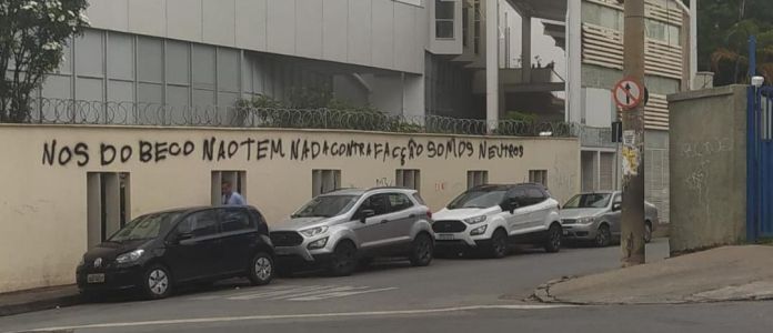 Pichação feita em um dos muros do Hospital Municipal Odilon Behrens