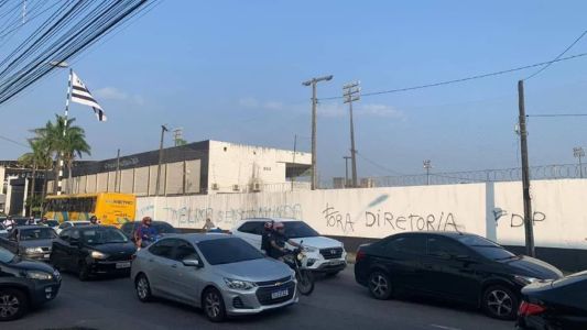 Pichação no muro da sede do Ceará com críticas à diretoria e ao elenco