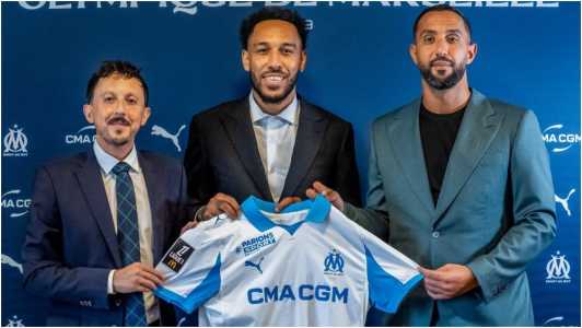 Pierre-Emerick Aubameyang (ao centro da foto), novo reforço do Olympique de Marseille, da França