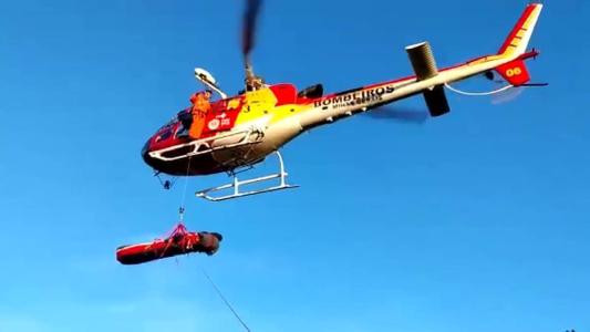 Piloto de parapente é resgatado de helicóptero após sofrer queda de 50 metros em MG.