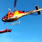Piloto de parapente é resgatado de helicóptero após sofrer queda de 50 metros em MG