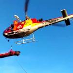Piloto de parapente é resgatado de helicóptero após sofrer queda de 50 metros em MG