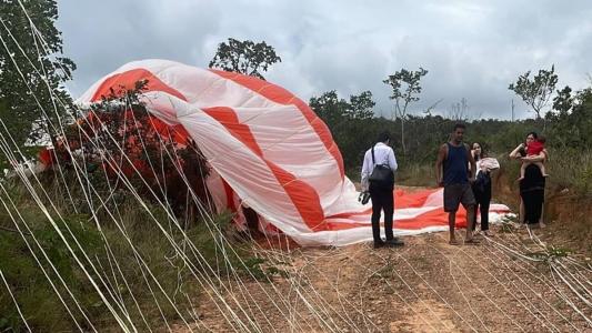 Piloto precisou acionar paraquedas durante o pouso forçado