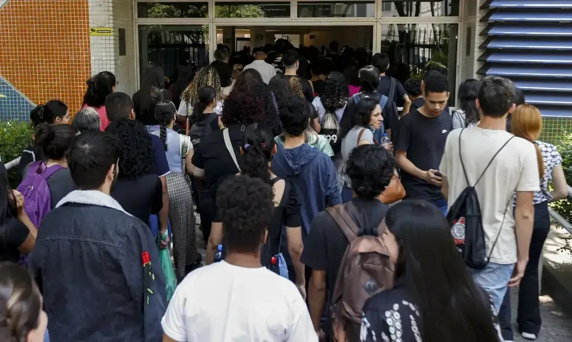 Alunos do ensino médio da rede estadual mineira poderão concorrer a um iPhone 15