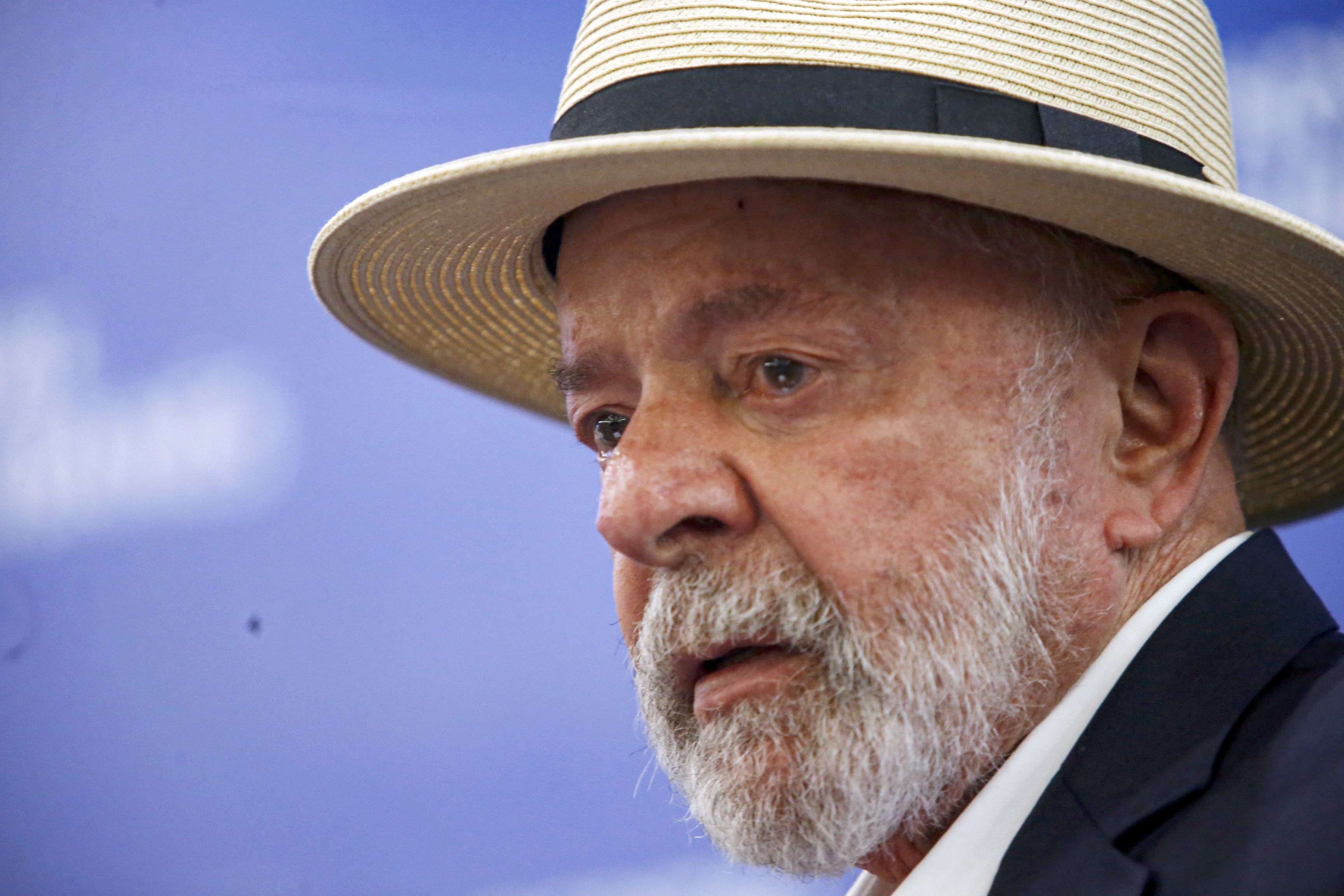 Lula se emociona ao receber alta hospitalar: 'Deus foi muito generoso'