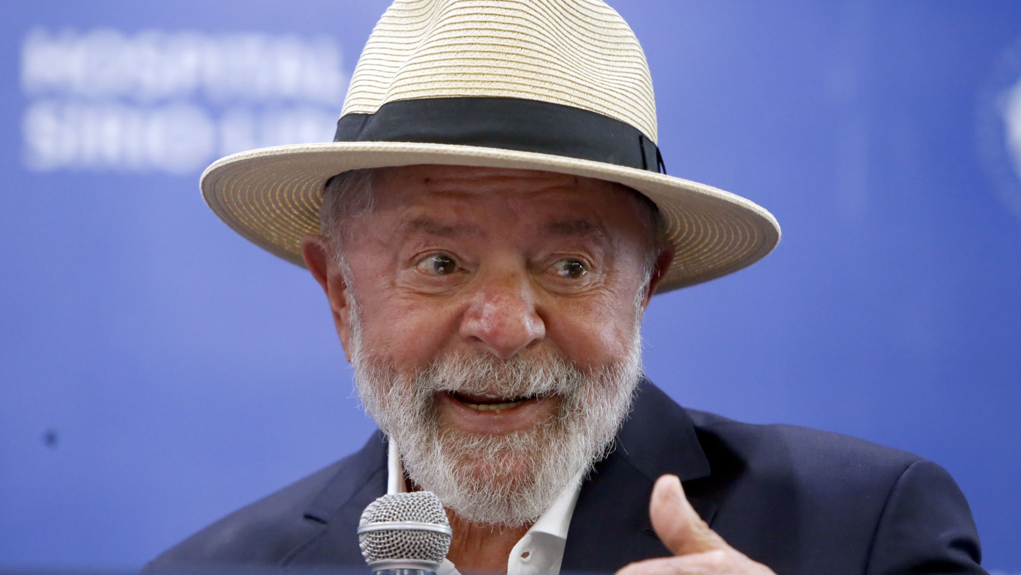 Impedido de viajar, Lula se reúne com ministros em casa de campo da Presidência