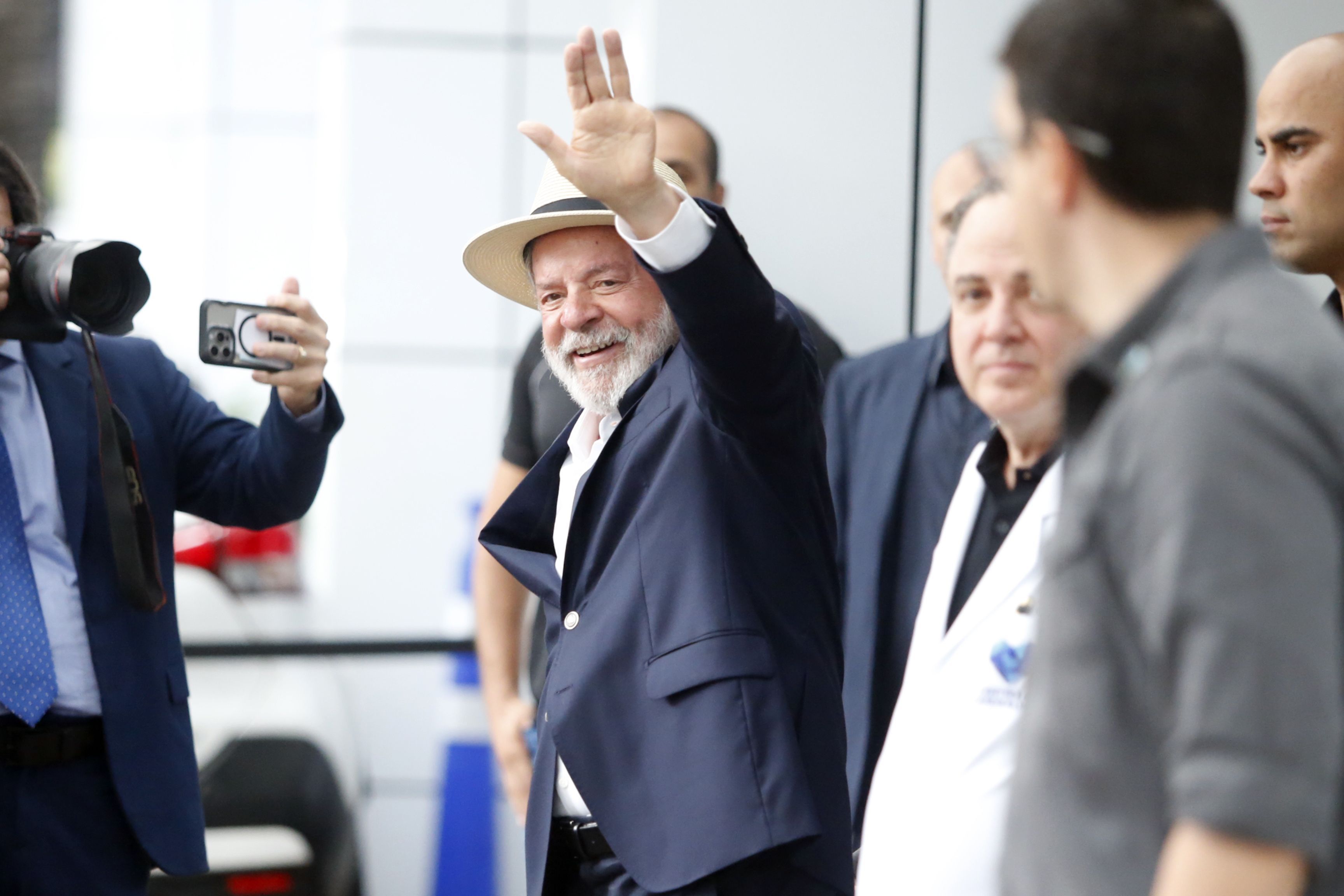Lula passa por novo exame na cabeça e é liberado pelos médicos para voltar a Brasília
