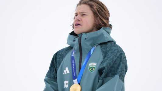 Lucas Pinheiro Braathen com a medalha olímpica de ouro após conquista no slalom gigante em 2026