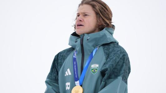 Lucas Pinheiro Braathen com a medalha olímpica de ouro após conquista no slalom gigante em 2026