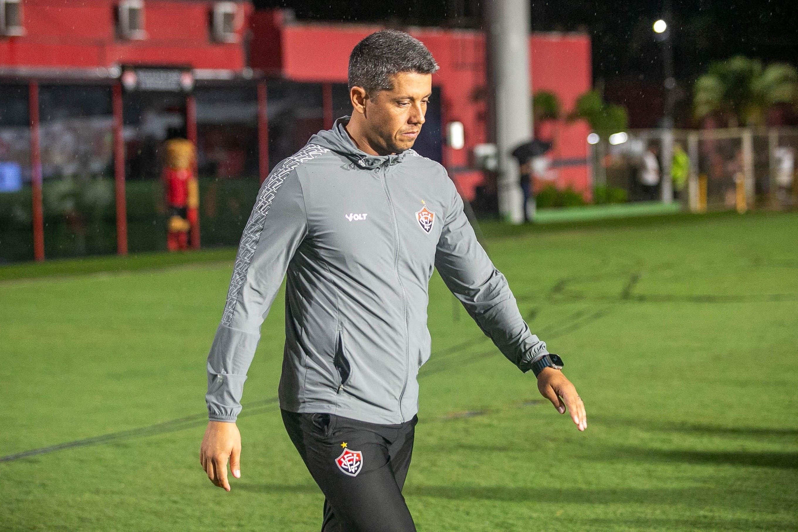 Thiago Carpini avalia semestre turbulento do Vitória: 'Parecia que seria incrível'