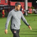 Thiago Carpini avalia semestre turbulento do Vitória: 'Parecia que seria incrível'
