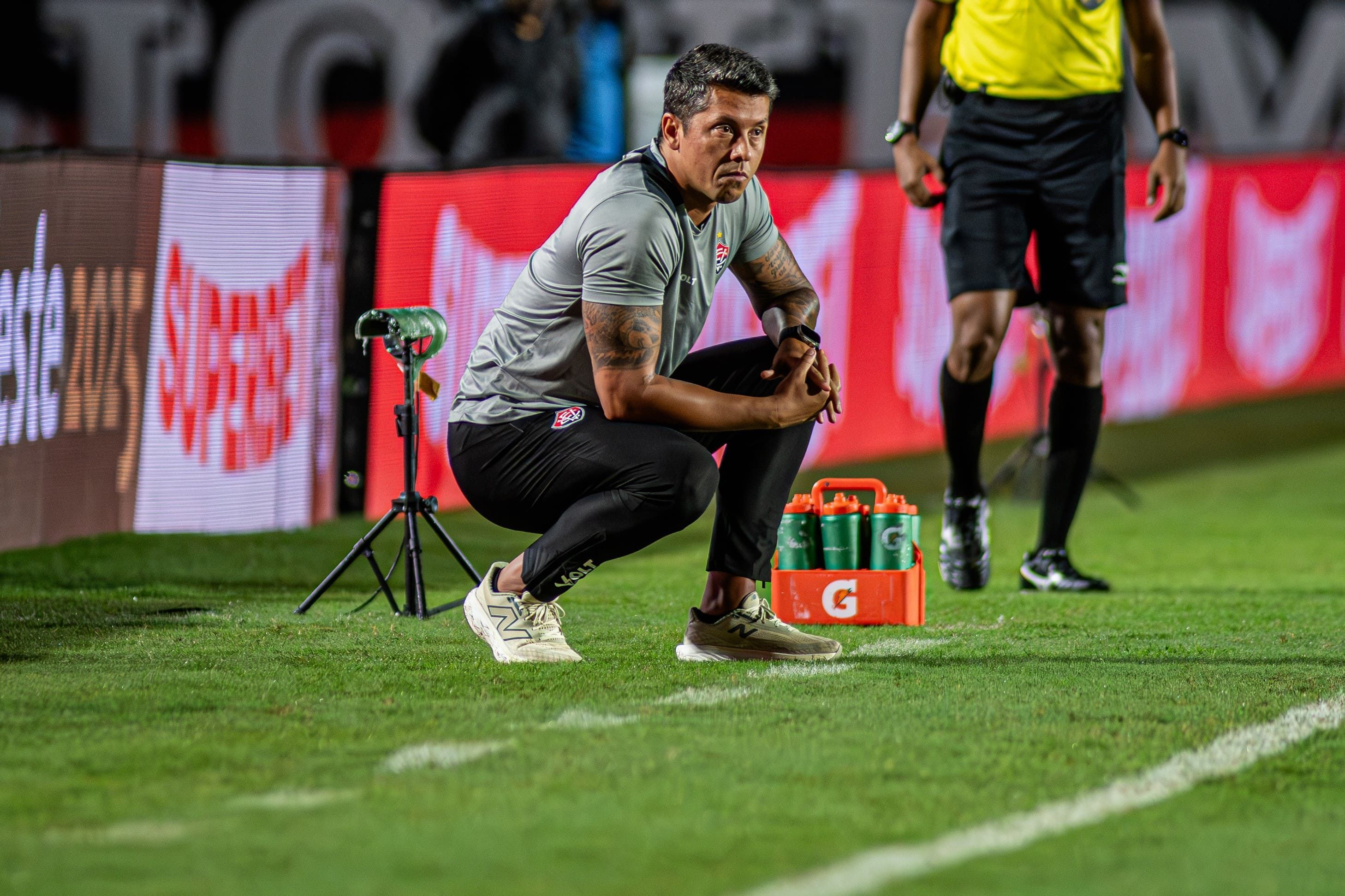 Pressionado no Vitória, Thiago Carpini garante permanência: 'Nada muda'