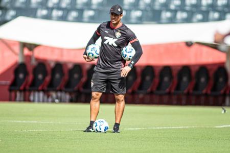 Thiago Carpini, técnico do Vitória, durante treino da equipe