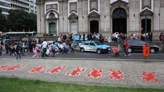 Pintura com a silhueta dos jovens em vermelho lembra a Chacina da Candelária, ocorrida em 1993, no Rio de Janeiro