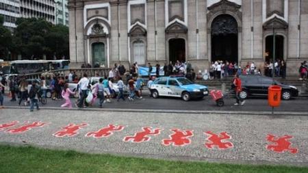 Pintura com a silhueta dos jovens em vermelho lembra a Chacina da Candelária, ocorrida em 1993, no Rio de Janeiro