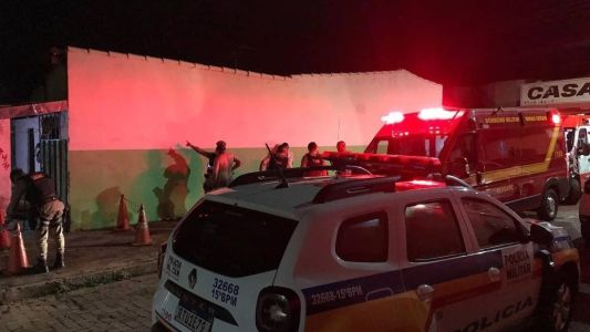 Segundo os Bombeiros, o idoso chegou a ser colocado na ambulância, mas não resistiu aos ferimentos e morreu ainda no local.