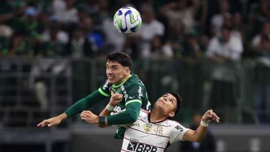 Piquerez, do Palmeiras, e Luiz Araújo, do Flamengo, em disputa no jogo do turno do Brasileirão