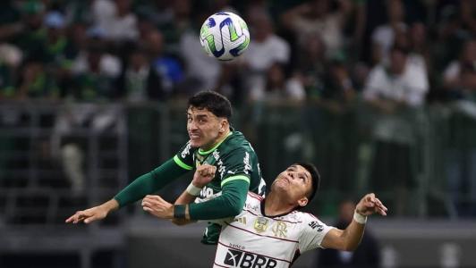 Piquerez, do Palmeiras, e Luiz Araújo, do Flamengo, em disputa no jogo do turno do Brasileirão