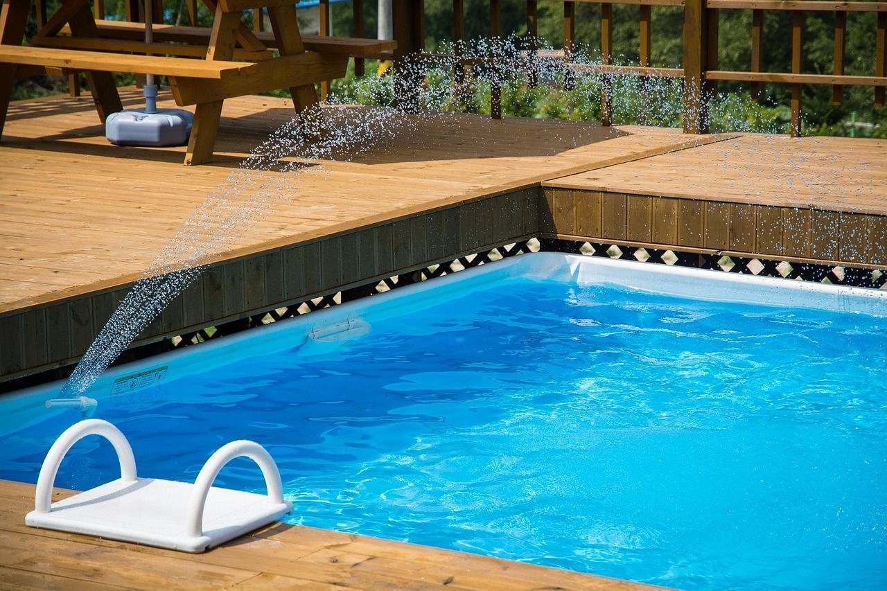 Pai salva filha de 4 anos que se afogou na piscina de casa no interior de Minas