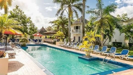 Piscina do hotel onde a vítima estava hospedada