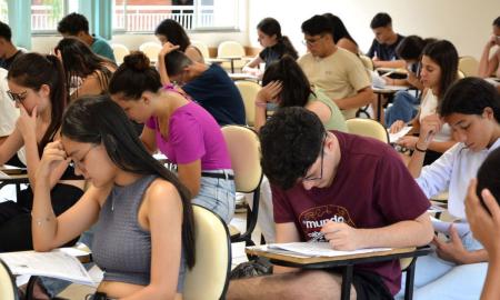 Candidatos respondem questões durante o Pism 2025 da UFJF