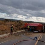 Carro com combustível tomba e deixa motorista ferido na BR-135, no Norte de Minas 
