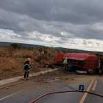 Carro com combustível tomba e deixa motorista ferido na BR-135, no Norte de Minas