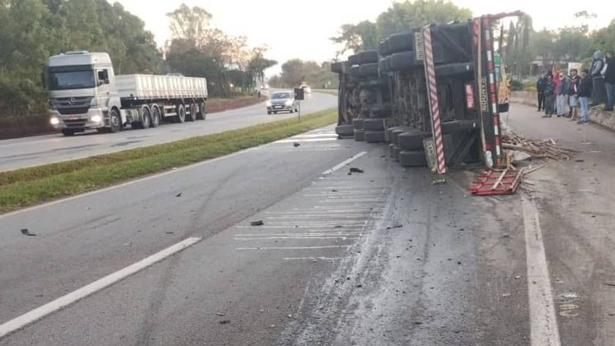Carreta tomba e interdita rodovia Fernão Dias no interior de Minas 