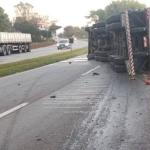 Carreta tomba e interdita rodovia Fernão Dias no interior de Minas
