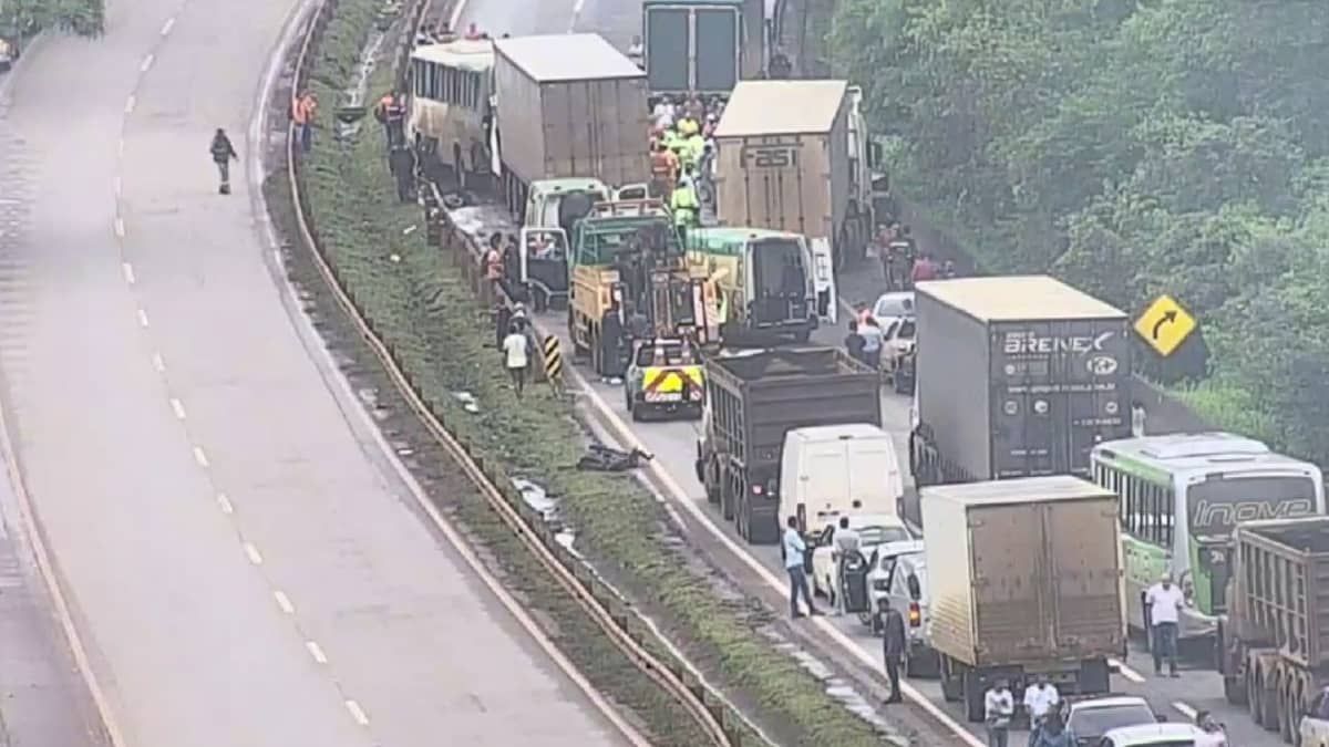 Acidente com vários veículos interdita rodovia Fernão Dias, em Itatiaiuçu, na Grande BH