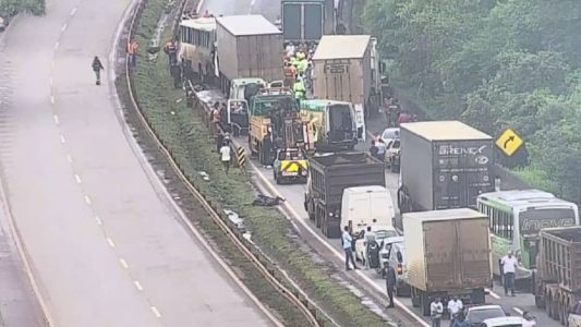 Pista totalmente interditada da Fernão Dias no sentido São Paulo