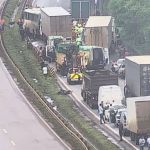 Acidente com vários veículos interdita rodovia Fernão Dias, em Itatiaiuçu, na Grande BH