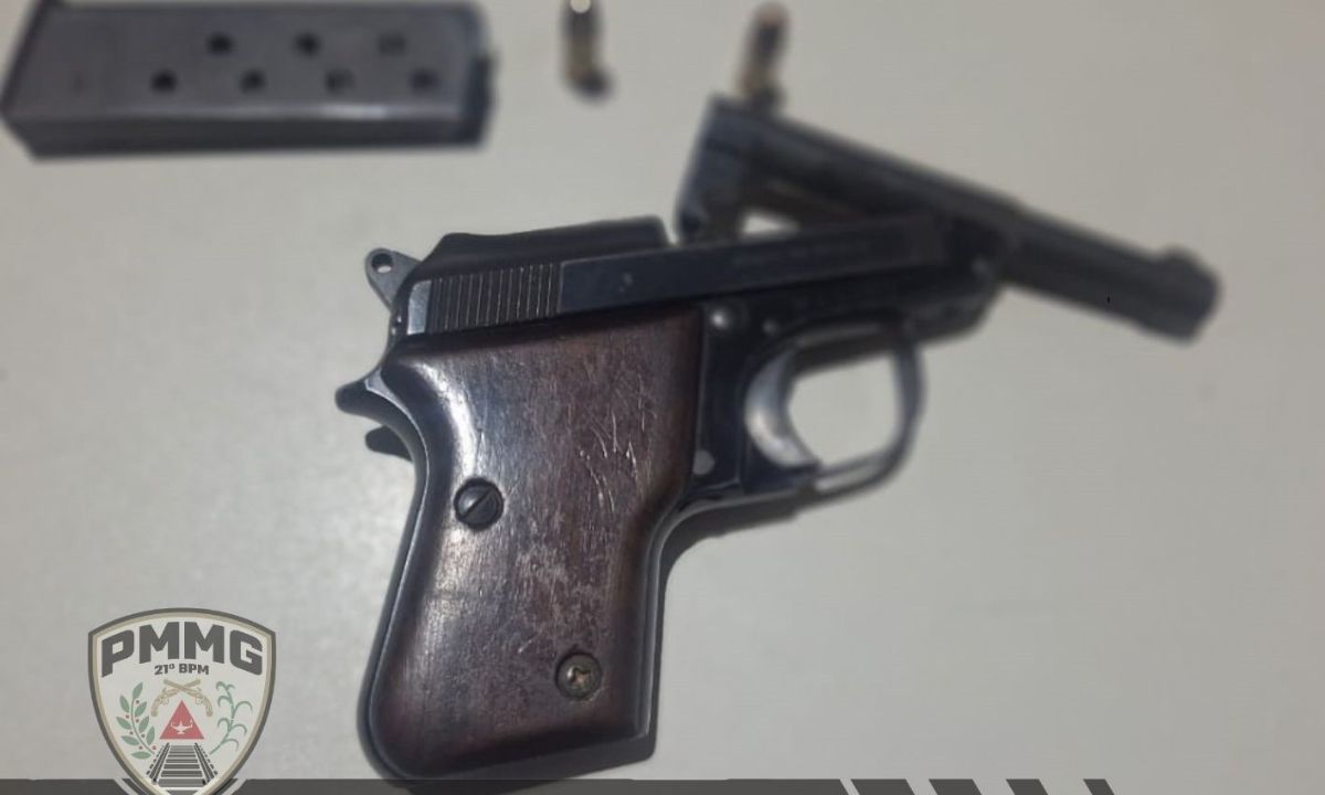 Homem é preso após ser flagrado fazendo 'selfie' com arma em MG