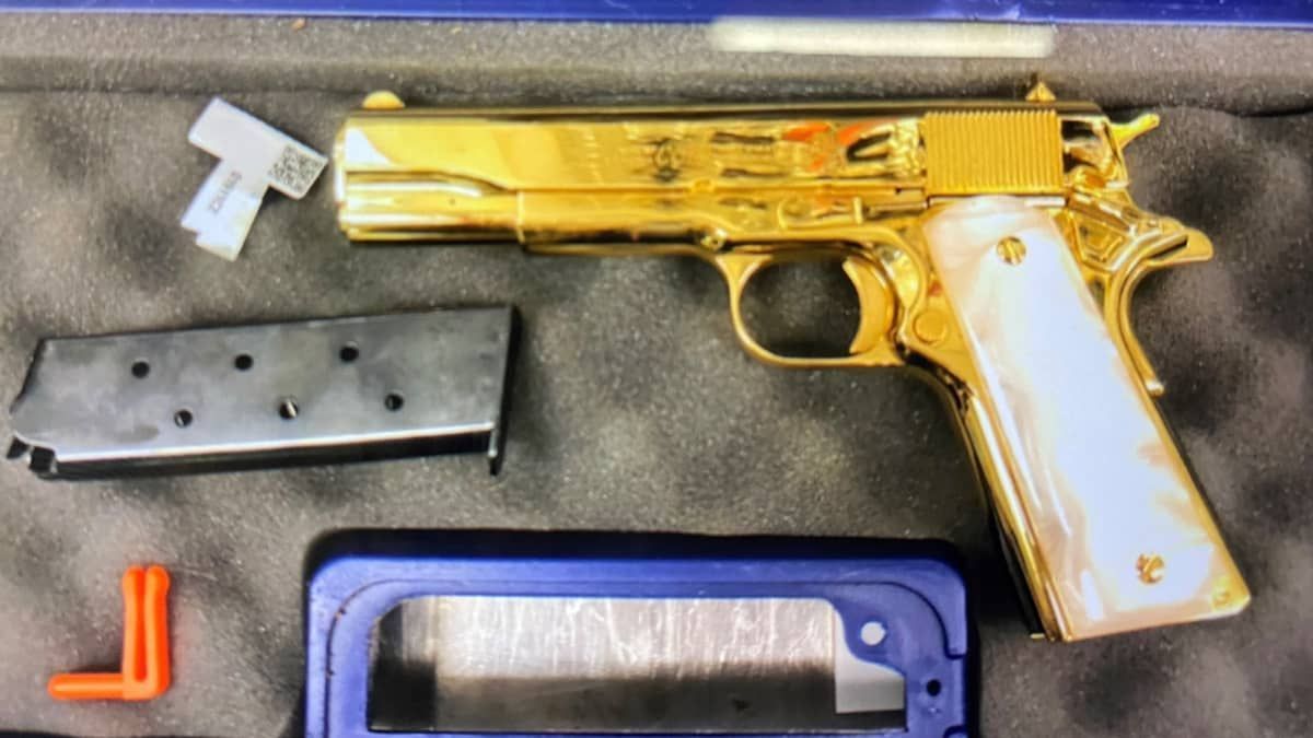 Mulher é presa em aeroporto com pistola de ouro 24 quilates