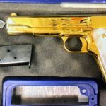 Mulher é presa em aeroporto com pistola de ouro 24 quilates