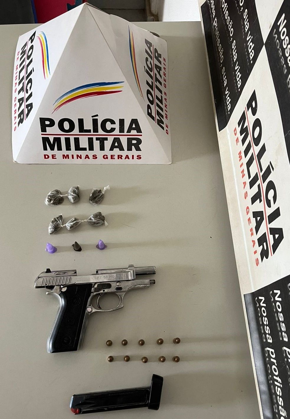 Polícia Militar apreende arma e drogas durante abordagem em Mariana