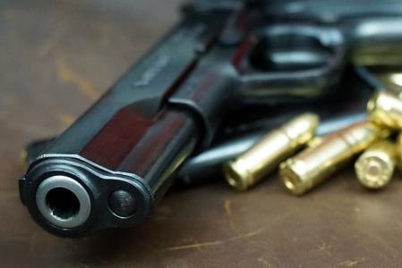 Um homem foi preso na tarde desta quinta-feira com cinco armas dentro de casa no Aglomerado da Serra, na Região Centro-Sul de Belo Horizonte.