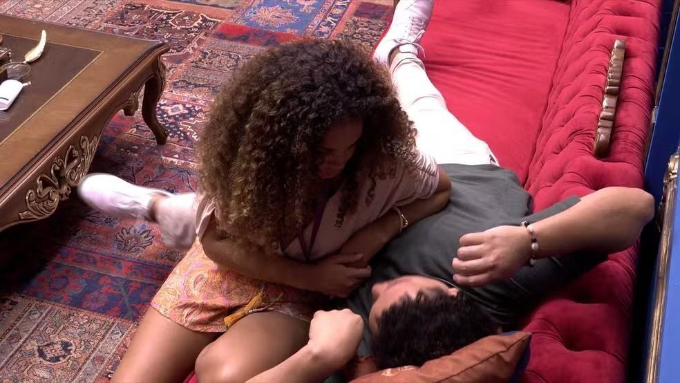 BBB 24: Pitel e Lucas Buda trocam carícias após festa, veja vídeo