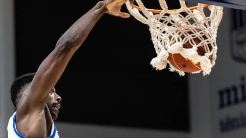 Pivô Alexandre Paranhos em ação com a camisa do Minas