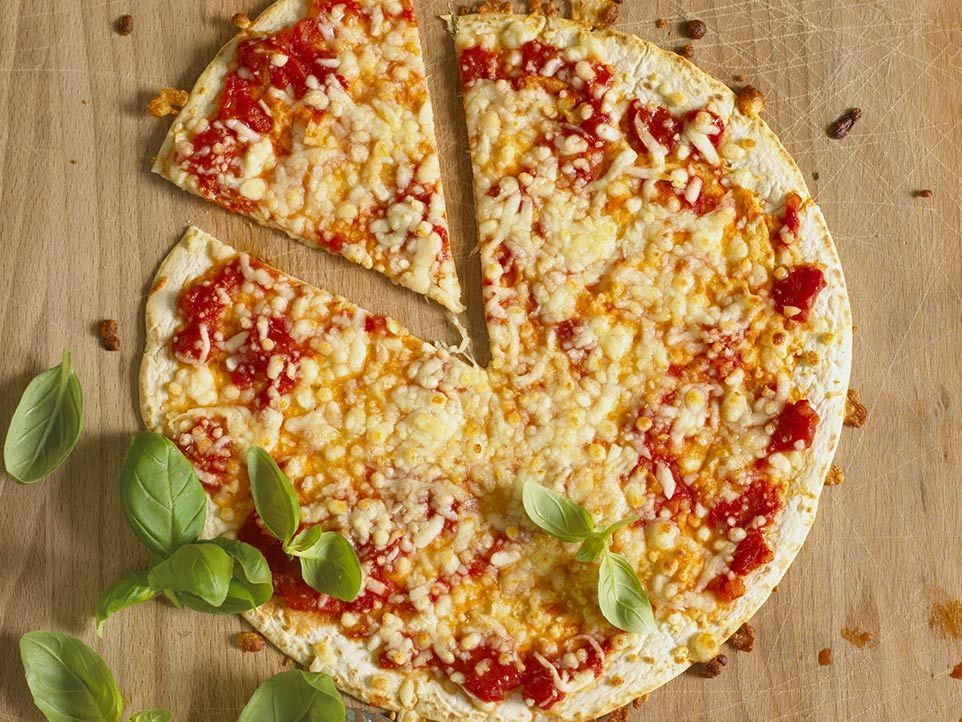 Pizza no wrap: queijo derretido e alho poró em minutos