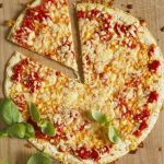 Pizza no wrap: queijo derretido e alho poró em minutos